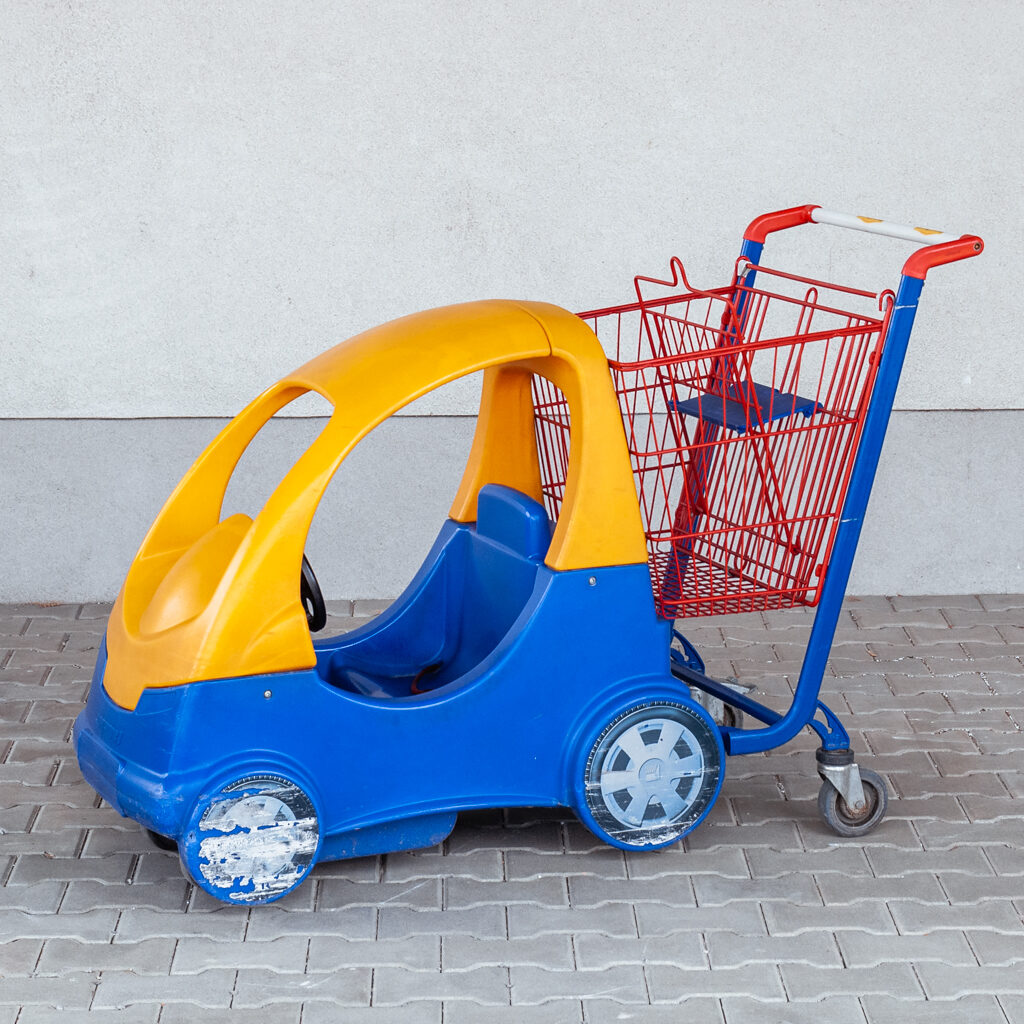 Wózek sklepowy dla dziecka samochodzik z koszykiem wyposażonym w siedzisko dla dziecka