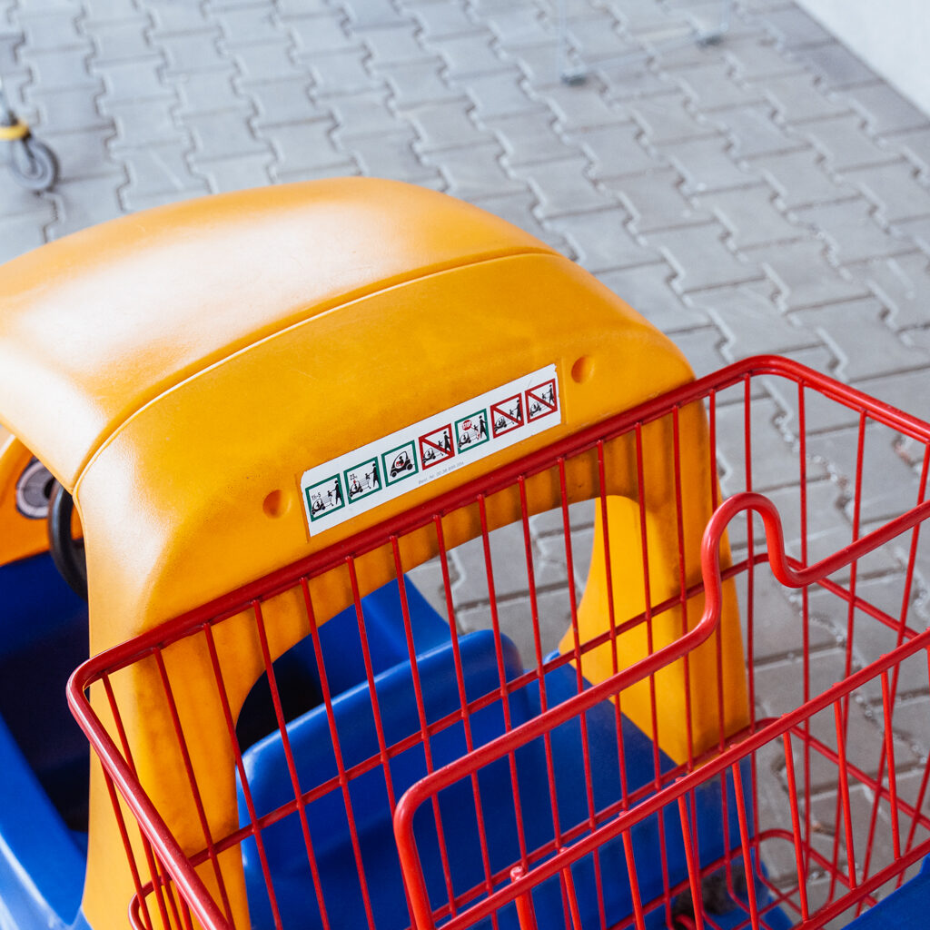 Wózek sklepowy dla dziecka samochodzik z koszykiem wyposażonym w siedzisko dla dziecka koszyk
