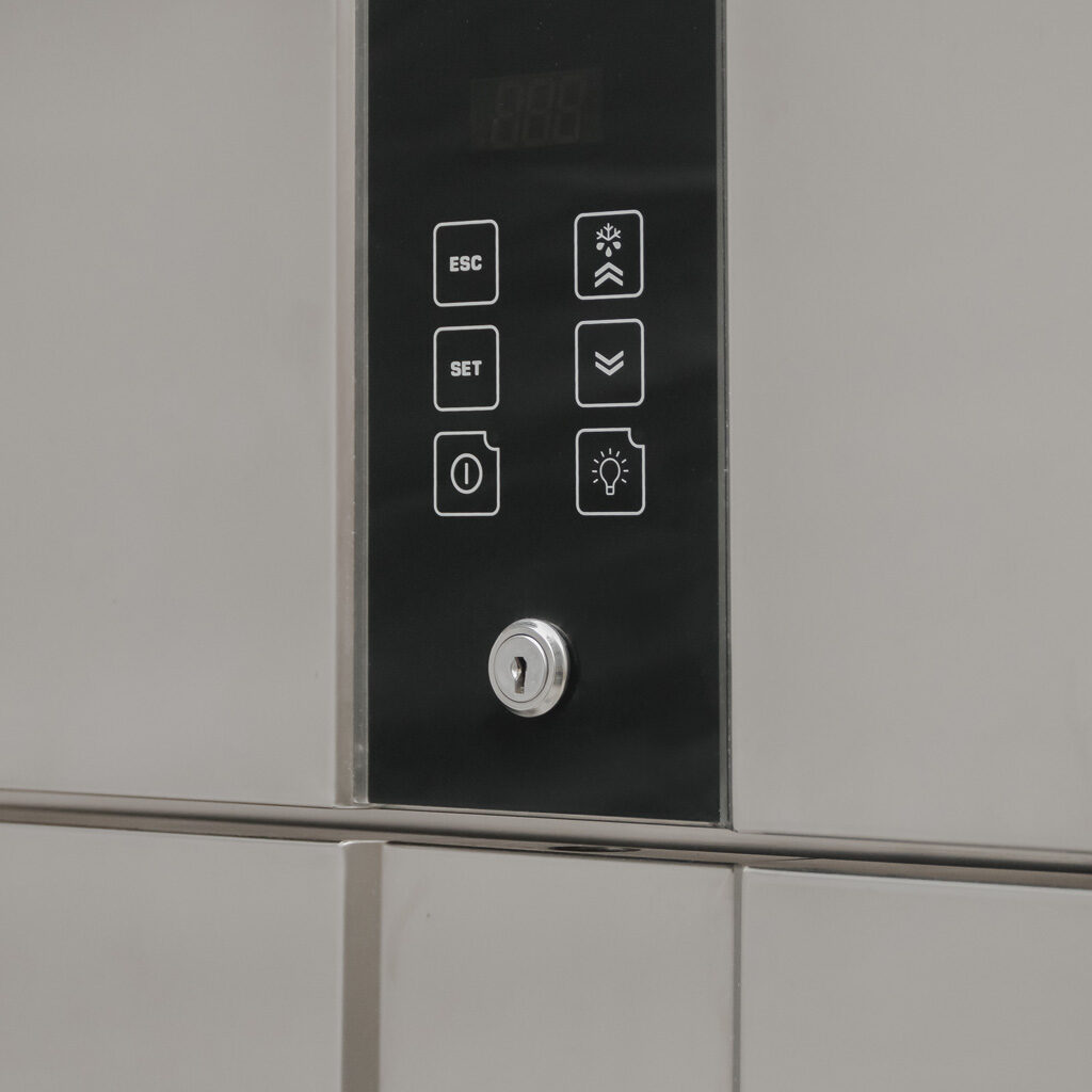 Cyfrowy wyświetlacz w szafie mroźniczej ze stali nierdzewnej Bolarus z samozamykającymi się drzwiami do gastronomii